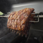 Preview: Weber Drehspieß für SEARWOOD XL (2025) während dem braten von fleisch Preview: Weber Drehspieß für SEARWOOD XL (2025) während dem braten von fleisch